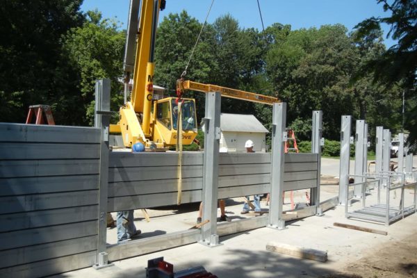 The planks of the removable flood wall system can be rigged to stack several at a time, decreasing erection time.