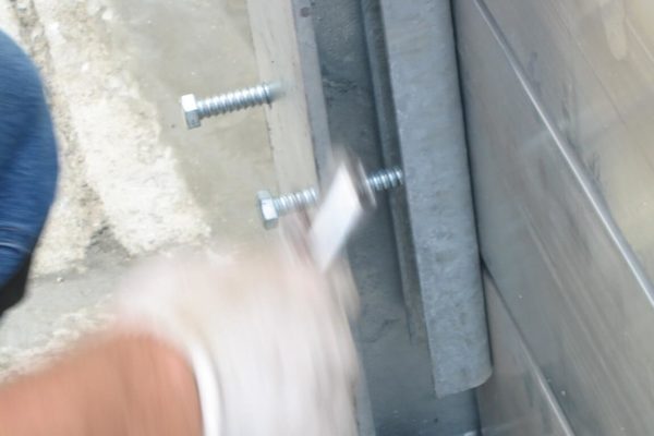 The tightening of the compression channels forces the stop logs against the vertical gaskets.