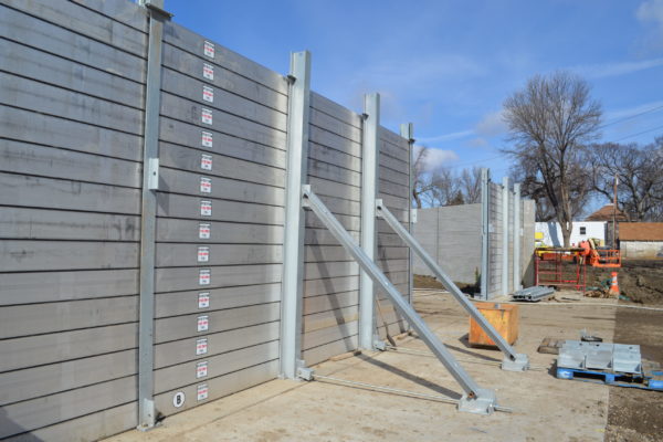 Flood protection barrier at full height